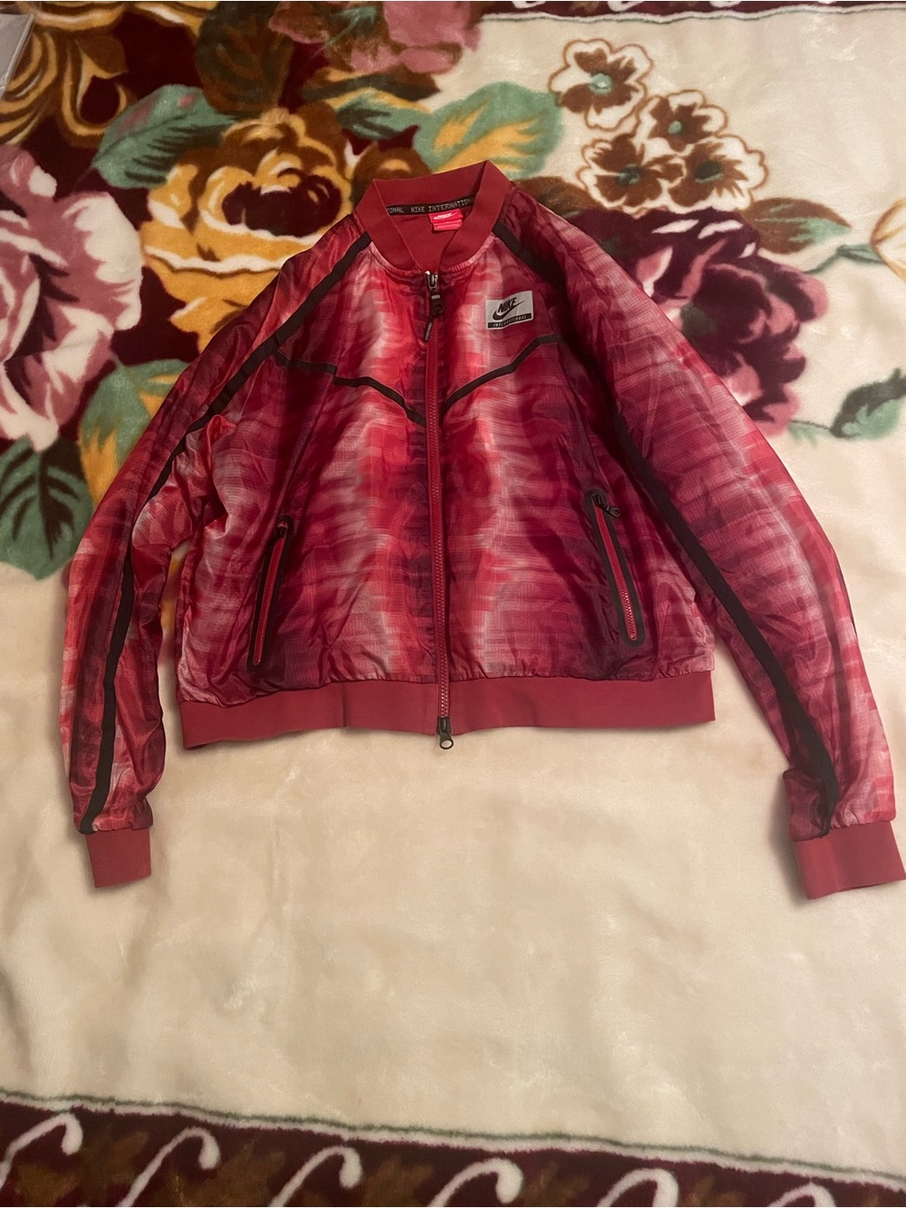 Nike International Jacket Women’s Medium Windbreaker Full Zip-Up Softshell Red